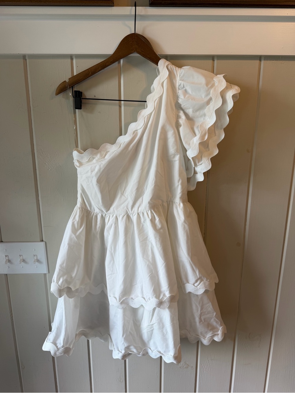 NWT entro White One-Shoulder Scalloped Tiered Mini Dress, Size Large